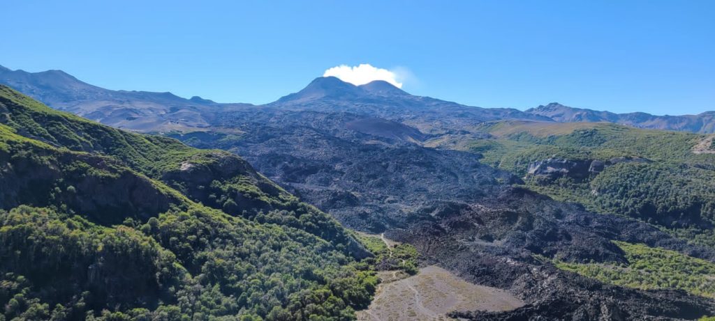 laguna del huemul vista volcan